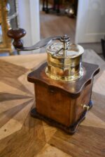 Starožitný biedermeierovský kávomlýnek z ořechového dřeva s mosaznou válcovou násypkou.