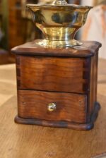 Starožitný biedermeierovský kávomlýnek z ovocného dřeva s mosaznou násypkou