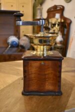 Starožitný biedermeierovský kávomlýnek z ovocného dřeva s mosaznou násypkou