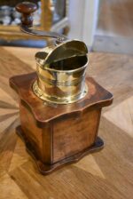 Starožitný biedermeierovský kávomlýnek z ořechového dřeva s mosaznou válcovou násypkou.