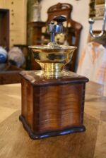 Starožitný biedermeierovský kávomlýnek z ovocného dřeva s mosaznou násypkou