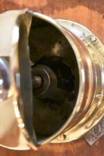 Starožitný biedermeierovský kávomlýnek z ořechového dřeva s mosaznou válcovou násypkou.