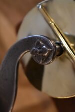 Starožitný biedermeierovský kávomlýnek z ořechového dřeva s mosaznou válcovou násypkou.