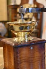 Starožitný biedermeierovský kávomlýnek z ovocného dřeva s mosaznou násypkou