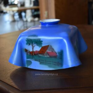 Starožitné ručně malované skleněné stínidlo na stahovačku s romantickou venkovskou krajinkou.