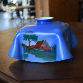 Starožitné ručně malované skleněné stínidlo na stahovačku s romantickou venkovskou krajinkou.