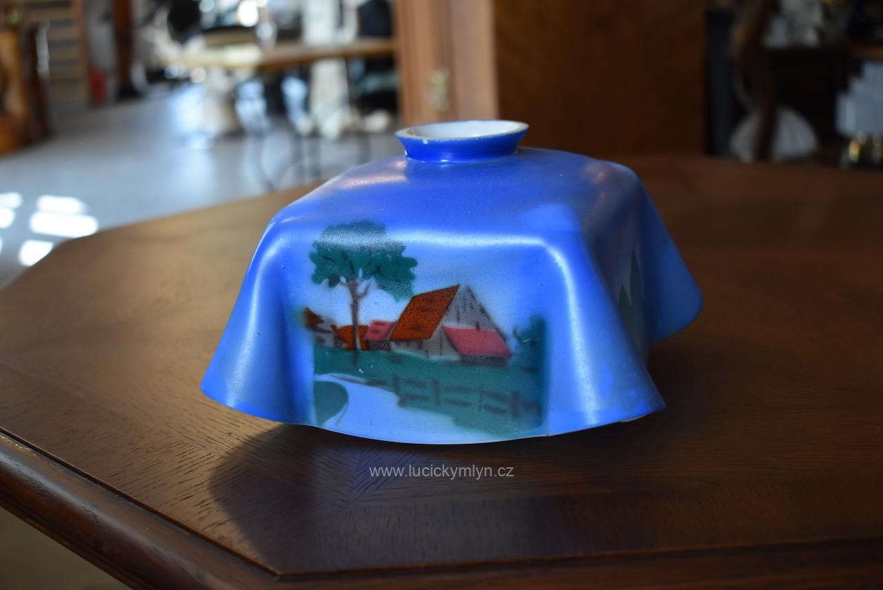 Nevšední starožitné ručně vyrobené i malované venkovské stínidlo na stahovačku vkusně oživené prostým obrázkem s romantickou krajinkou a chaloupkami Starožitné ručně malované skleněné stínidlo na stahovačku s romantickou venkovskou krajinkou.