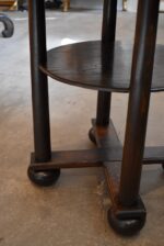 Starožitný prvorepublikový servírovací stolek z dubu s ručně tepanou mosaznou deskou.