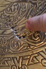 Starožitný prvorepublikový servírovací stolek z dubu s ručně tepanou mosaznou deskou.