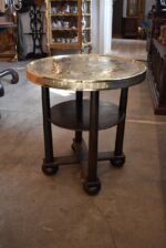 Starožitný prvorepublikový servírovací stolek z dubu s ručně tepanou mosaznou deskou.