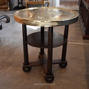 Starožitný prvorepublikový servírovací stolek z dubu s ručně tepanou mosaznou deskou.