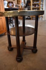 Starožitný prvorepublikový servírovací stolek z dubu s ručně tepanou mosaznou deskou.