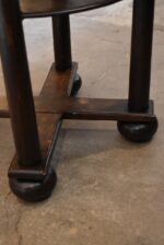 Starožitný prvorepublikový servírovací stolek z dubu s ručně tepanou mosaznou deskou.