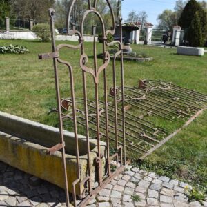 Starožitné kované secesní plotové dílce nebo okenní mříže ze začátku 20. století, 4 kusy.