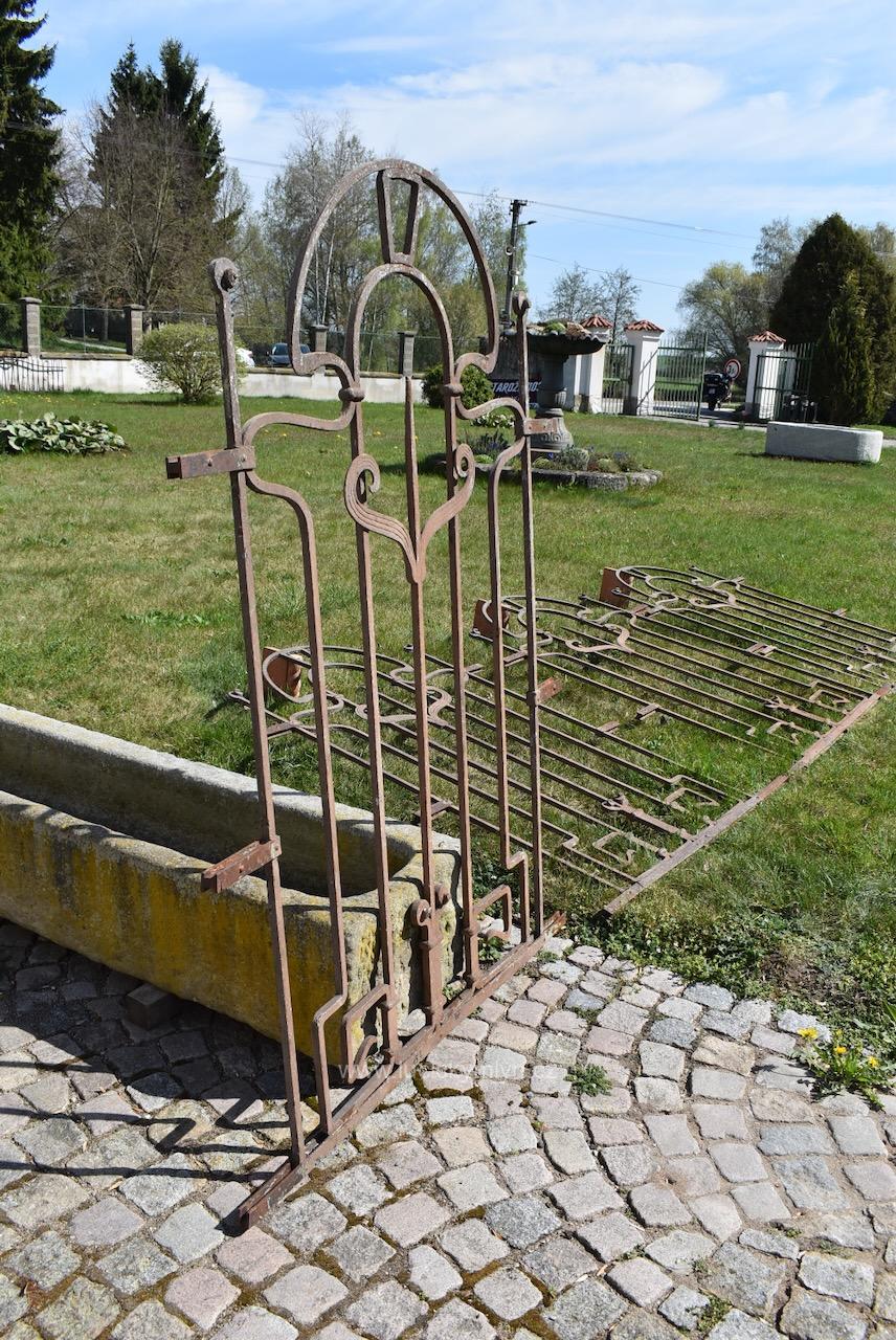 Starožitné ručně kované a krásné plotové dílce nebo okenní mříže elegantně navržené v okouzlujícím secesním stylu - celkem 4 identické kusy z počátku 20. stol. Starožitné kované secesní plotové dílce nebo okenní mříže ze začátku 20. století, 4 kusy.