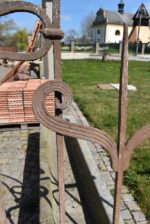 Starožitné kované secesní plotové dílce nebo okenní mříže ze začátku 20. století, 4 kusy.