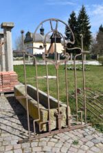 Starožitné kované secesní plotové dílce nebo okenní mříže ze začátku 20. století, 4 kusy.