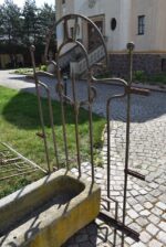 Starožitné kované secesní plotové dílce nebo okenní mříže ze začátku 20. století, 4 kusy.