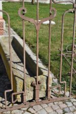 Starožitné kované secesní plotové dílce nebo okenní mříže ze začátku 20. století, 4 kusy.