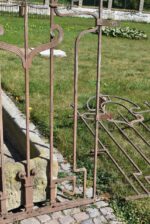 Starožitné kované secesní plotové dílce nebo okenní mříže ze začátku 20. století, 4 kusy.