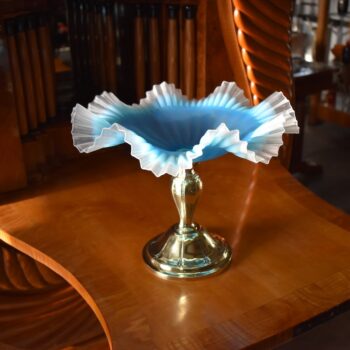 Starožitný secesní nástolec z modrého foukaného skla na mosazné sloupkové podstavě