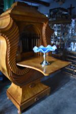 Starožitný secesní nástolec z modrého foukaného skla na mosazné sloupkové podstavě