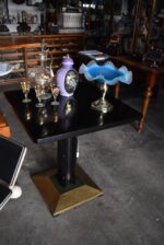 Starožitný secesní nástolec z modrého foukaného skla na mosazné sloupkové podstavě