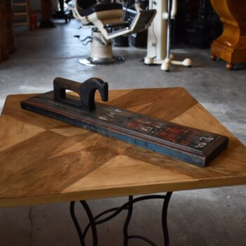 Starožitná ručně malovaná mandlovací deska se svatebním párem a labutěmi