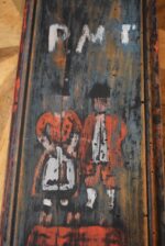 Starožitná ručně malovaná mandlovací deska se svatebním párem a labutěmi