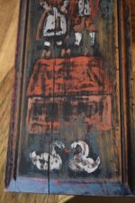 Starožitná ručně malovaná mandlovací deska se svatebním párem a labutěmi