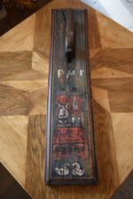 Starožitná ručně malovaná mandlovací deska se svatebním párem a labutěmi