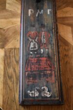 Starožitná ručně malovaná mandlovací deska se svatebním párem a labutěmi