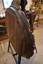 Starožitné oválné nástěnné zrcadlo v černo-zlatém rokokově historizujícím rámu