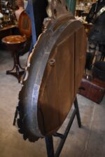 Starožitné oválné nástěnné zrcadlo v černo-zlatém rokokově historizujícím rámu