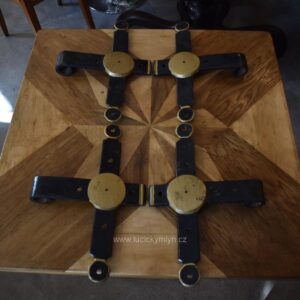 Sada 4 kusů starožitných robustních dveřních pantů z ocelové pásoviny z 2. poloviny 19. století.