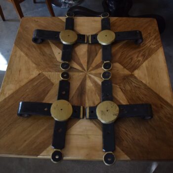 Sada 4 kusů starožitných robustních dveřních pantů z ocelové pásoviny z 2. poloviny 19. století.