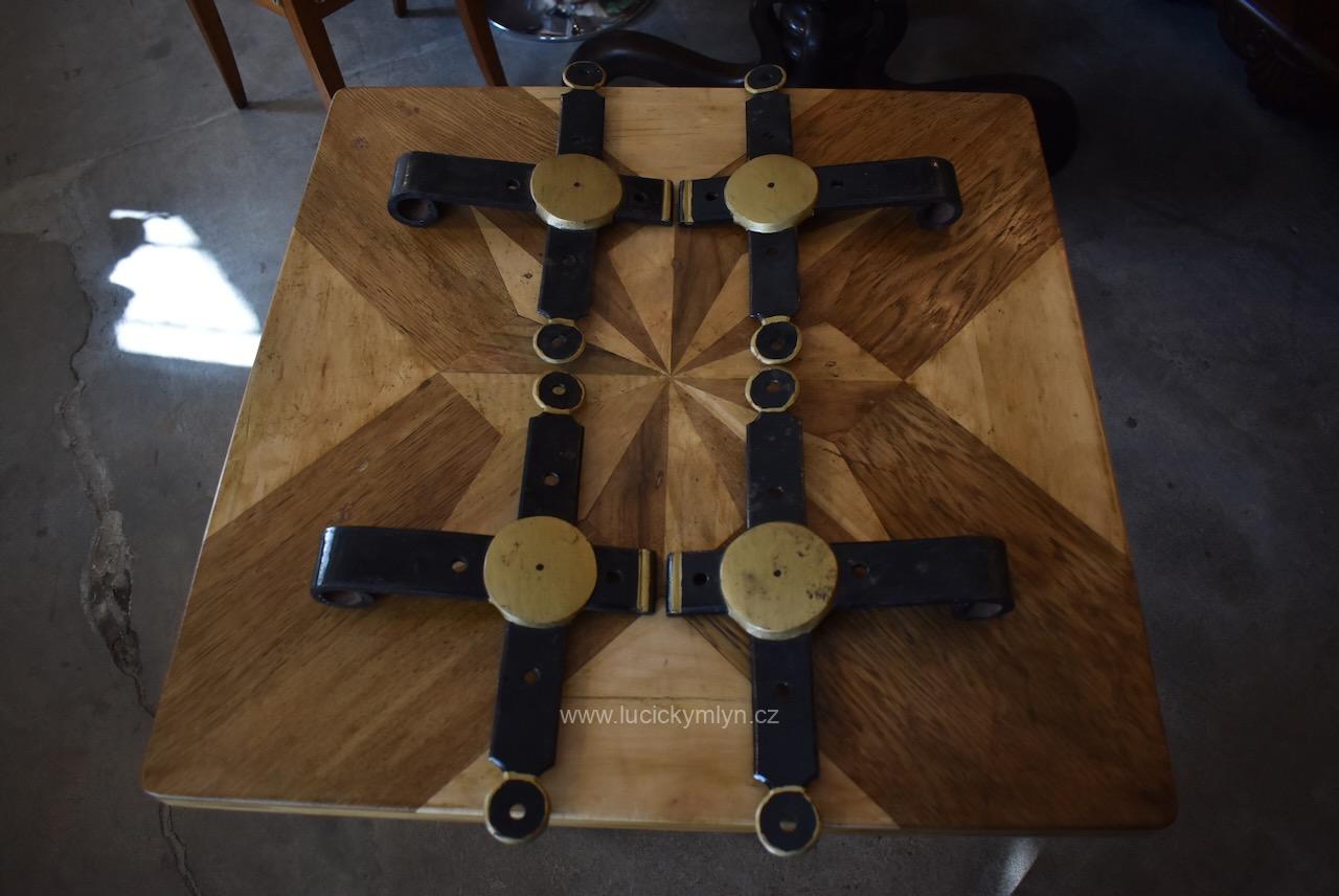 Pevné a robustní lehce přizdobené zámečnicky vyrobené starožitné panty - sada 4 ks z ocelové pásoviny na větší dvoukřídlé dveře ze 2. 1/2 19. stol. (Kopírovat) Sada 4 kusů starožitných robustních dveřních pantů z ocelové pásoviny z 2. poloviny 19. století.