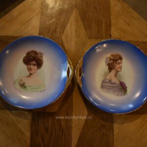 Pár starožitných secesních porcelánových talířů s portréty dam a zlatými uchy.