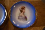 Pár starožitných secesních porcelánových talířů s portréty dam a zlatými uchy.