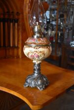 Starožitná secesní petrolejová stolní lampa s ručně malovanou majolikovou nádobkou Ditmar Wien.