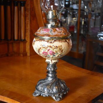 Starožitná secesní petrolejová stolní lampa s ručně malovanou majolikovou nádobkou Ditmar Wien.