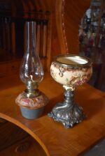 Starožitná secesní petrolejová stolní lampa s ručně malovanou majolikovou nádobkou Ditmar Wien.