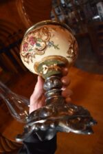 Starožitná secesní petrolejová stolní lampa s ručně malovanou majolikovou nádobkou Ditmar Wien.