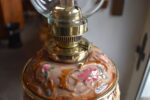 Starožitná secesní petrolejová stolní lampa s ručně malovanou majolikovou nádobkou Ditmar Wien.