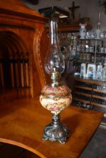 Starožitná secesní petrolejová stolní lampa s ručně malovanou majolikovou nádobkou Ditmar Wien.