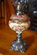 Starožitná secesní petrolejová stolní lampa s ručně malovanou majolikovou nádobkou Ditmar Wien.