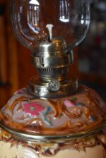 Starožitná secesní petrolejová stolní lampa s ručně malovanou majolikovou nádobkou Ditmar Wien.