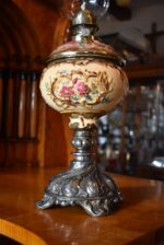 Starožitná secesní petrolejová stolní lampa s ručně malovanou majolikovou nádobkou Ditmar Wien.