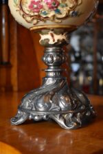 Starožitná secesní petrolejová stolní lampa s ručně malovanou majolikovou nádobkou Ditmar Wien.