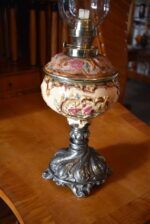 Starožitná secesní petrolejová stolní lampa s ručně malovanou majolikovou nádobkou Ditmar Wien.